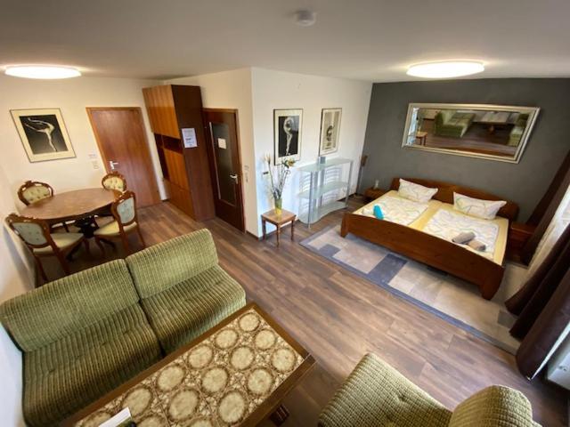 een woonkamer met een bank en een tafel bij Monteurswohnung Zimmerfrei Marktheidenfeld in Marktheidenfeld