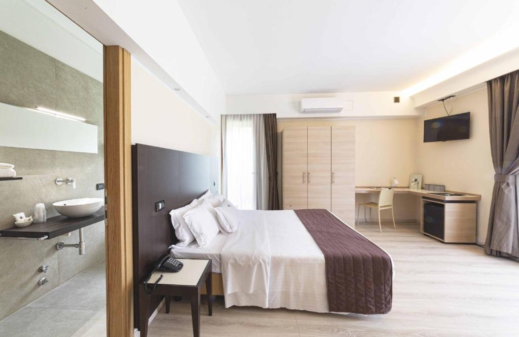 Pokój hotelowy z łóżkiem i łazienką w obiekcie Hotel Alla Corte SPA & Wellness Relax w mieście Bassano del Grappa