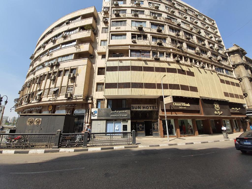 een groot gebouw op de hoek van een straat bij Sun Hostel Cairo in Caïro
