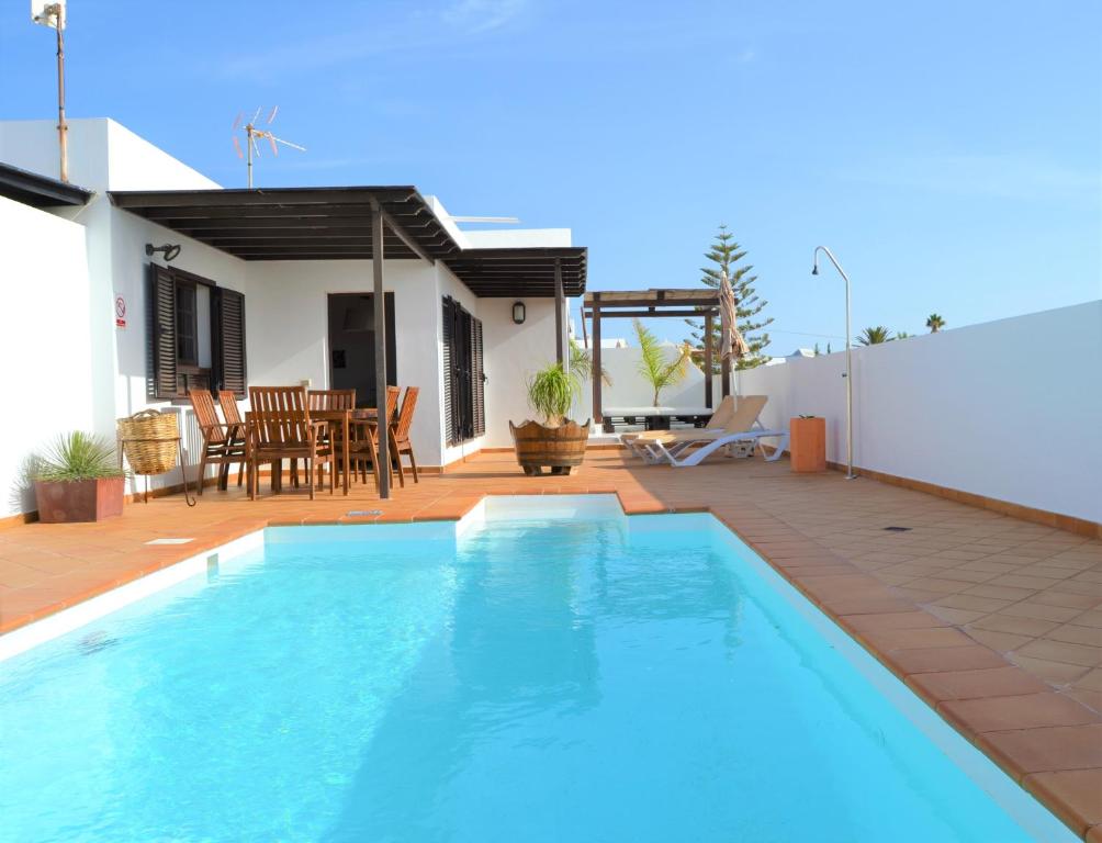 - une piscine sur une terrasse avec une maison dans l'établissement Villa San Blas Chillout - Princesa Yaiza 7 by Dolores, à Tías