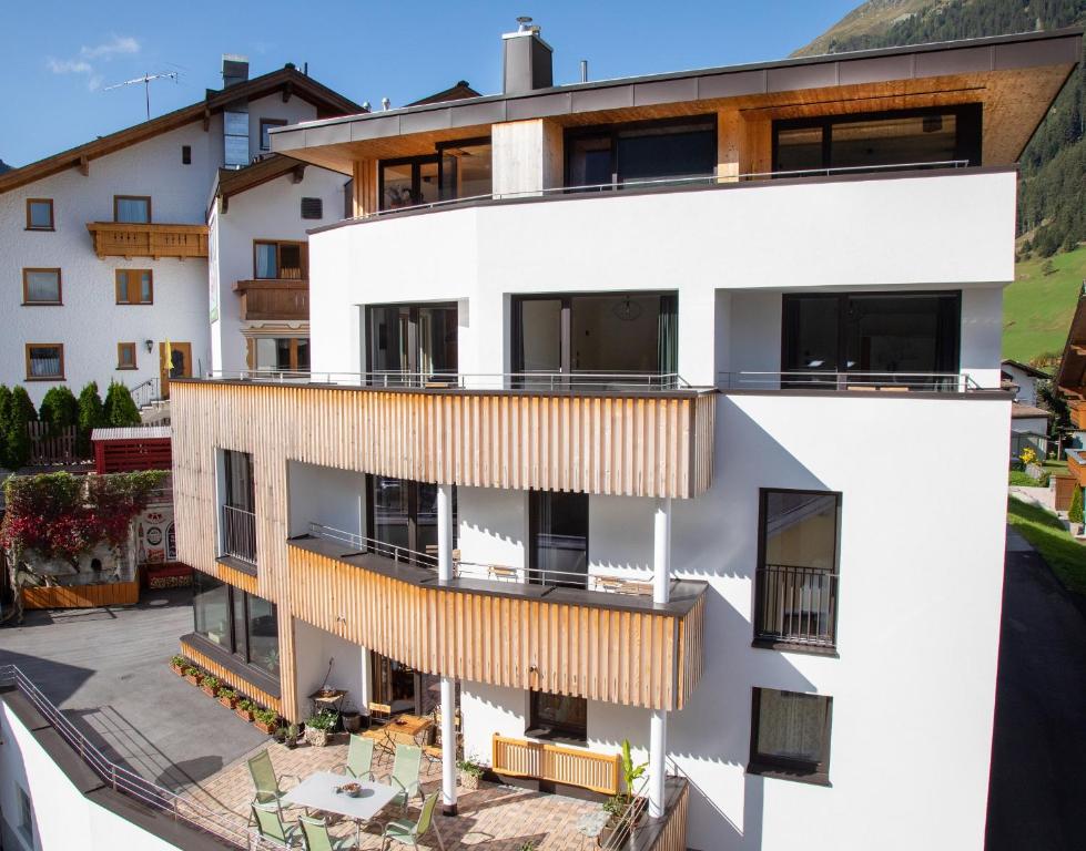 una imagen de un edificio con balcones en Apart Chamins, en Ischgl