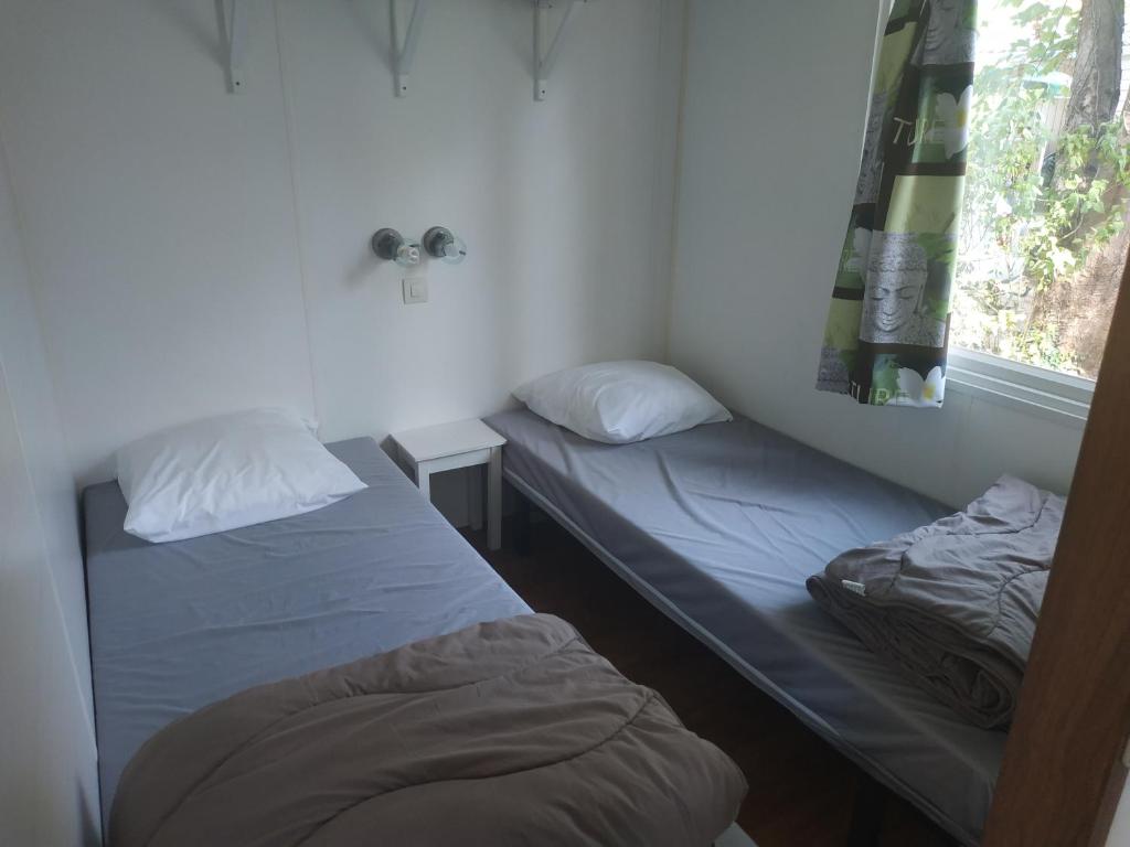 Postel nebo postele na pokoji v ubytování Camping les Sables