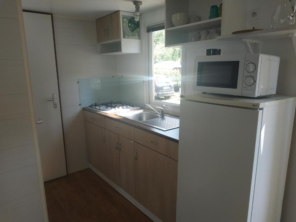 Kuchyň nebo kuchyňský kout v ubytování Camping les Sables
