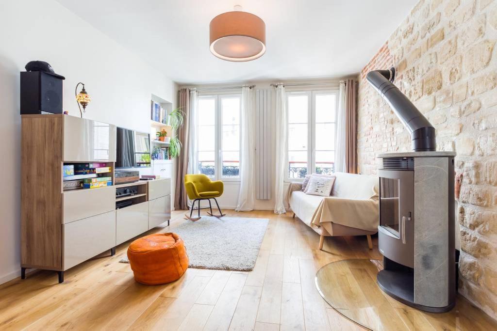 - un salon avec un poêle à bois dans l'établissement Appartement calme au coeur de Montmartre !, à Paris