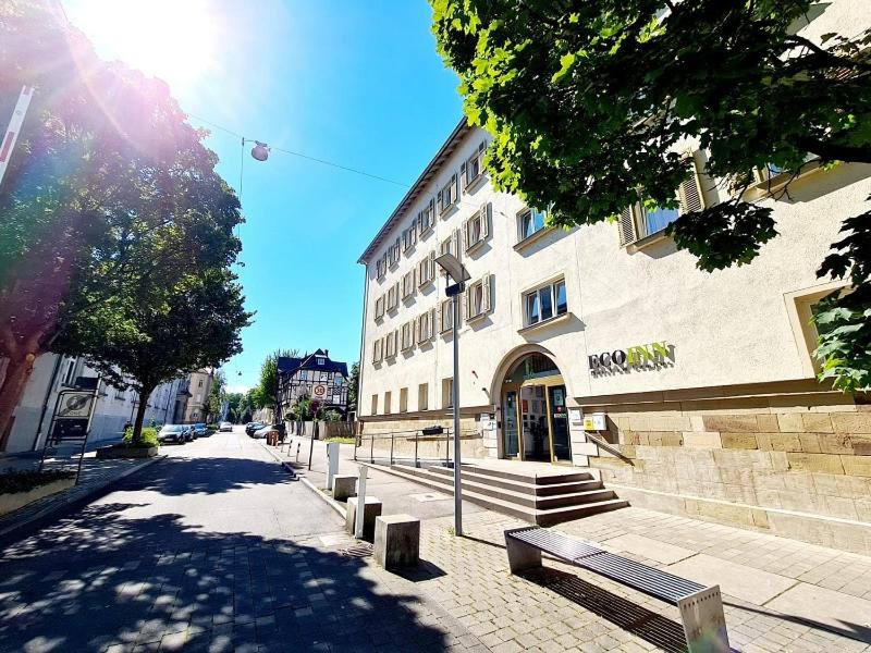 un bâtiment dans une rue avec bancs sur le trottoir dans l'établissement Ecoinn, à Esslingen am Neckar