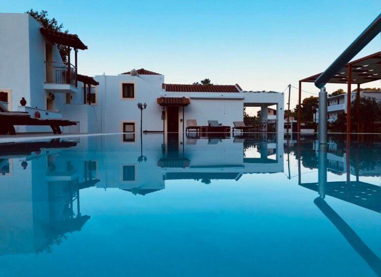 une grande piscine en face d'une maison dans l'établissement Wonderful Skiathos Villa Two Bedroom Villa Parisis Short Walk to Beachl Troulos, à Troulos