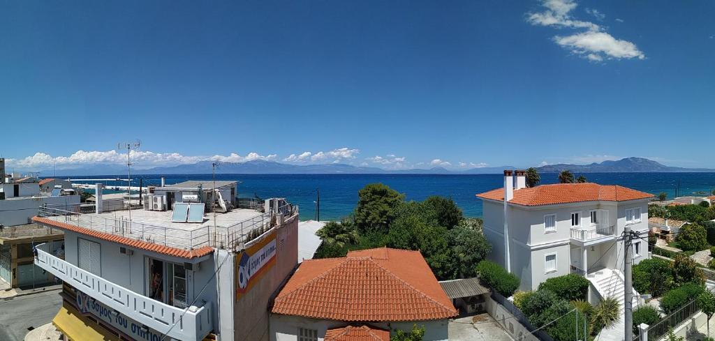 una vista aérea de los edificios y del océano y las montañas en Nikolaos Residence, en Kiato