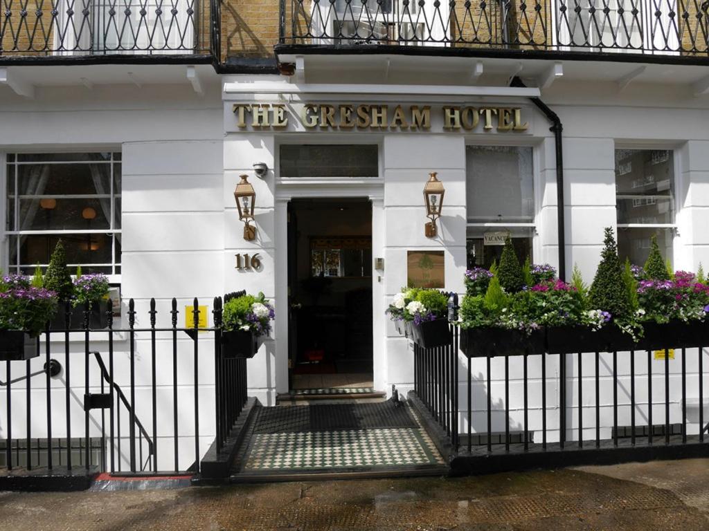 un edificio blanco con un letrero que lee el hotel del tesoro en The Gresham Hotel, en Londres