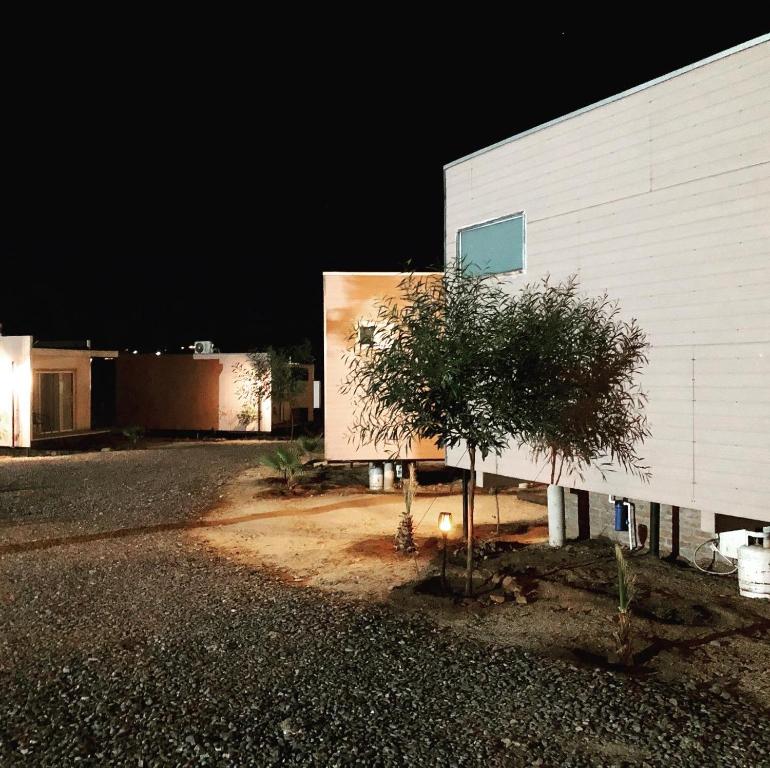 un edificio con un árbol delante de él por la noche en Rincón del Corazón, en Valle de Guadalupe