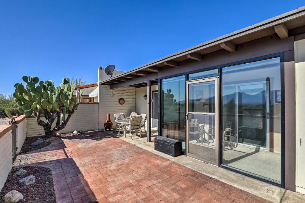 een huis met glazen schuifdeuren op een patio bij Sweet Snowbird Getaway, 30 Miles from Tucson! in Green Valley