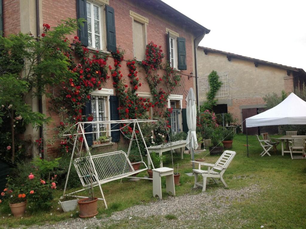 a house with a garden with two chairs and a swing at Al Porretto in Madonna della Provvidenza
