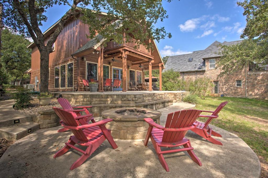 3 sedie rosse sedute di fronte a una casa di Waterfront Lake Bridgeport Haven with Boat Slip! a Chico