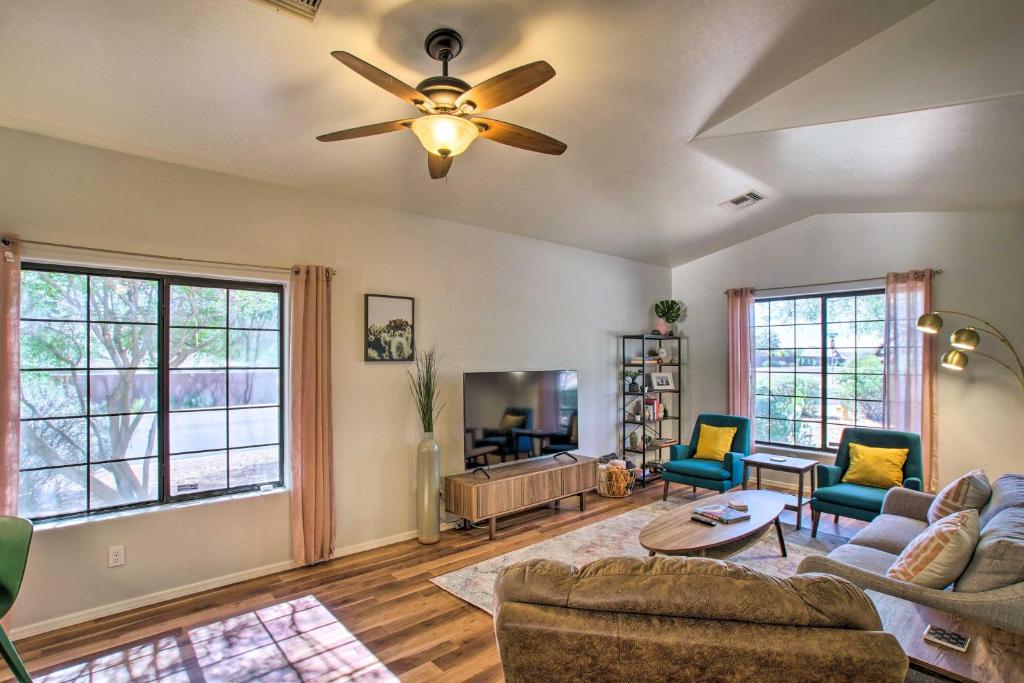 Χώρος καθιστικού στο Pet-Friendly Home with Private Pool in Gold Canyon!