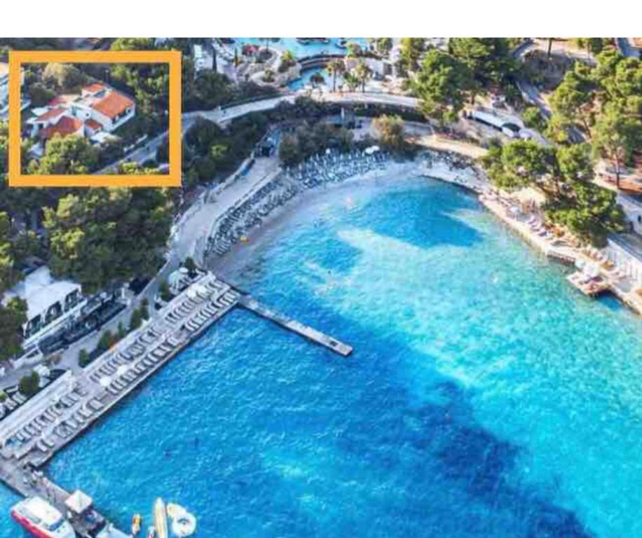 z powietrza widok na plażę z błękitną wodą w obiekcie Villa Hosta Apartments w Hvarze