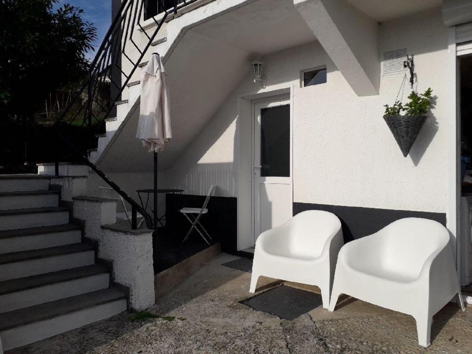 un paio di sedie bianche sedute fuori da una casa di STUDIO coquet Terrasses de Saint Germain a Ambérieu-en-Bugey