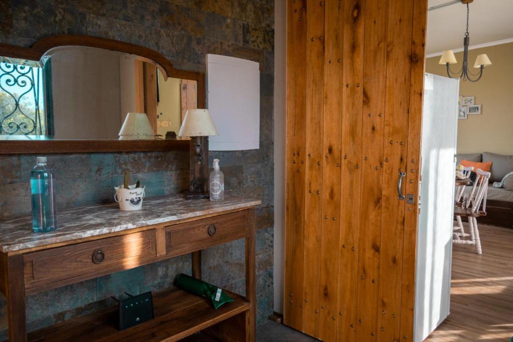 een kamer met een houten tafel en een spiegel bij aroma de la sierra in Villa Serrana