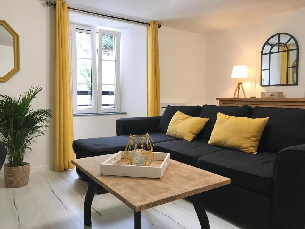 a living room with a blue couch and a coffee table at Gîte chez Julie et Jp in Neufchâteau