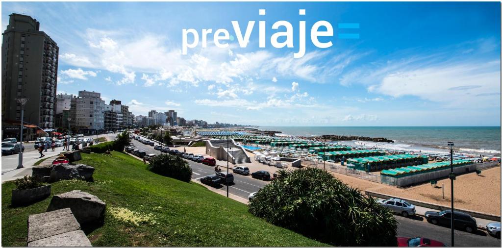 una vista de una playa con sombrillas y las palabras piña en Mitre 1361 en Mar del Plata