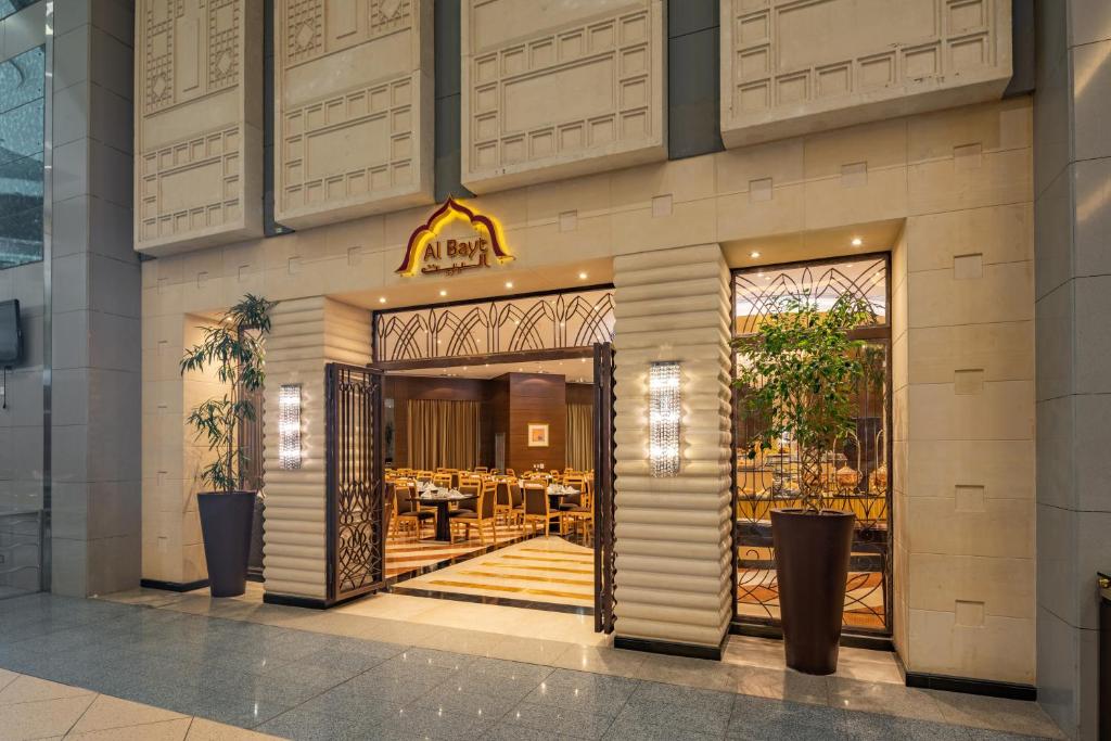 Restaurace v ubytování Al Marwa Rayhaan by Rotana - Makkah