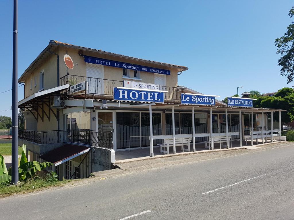 un hotel seduto sul lato di una strada di LE SPORTING a Beaumont-sur-Lèze