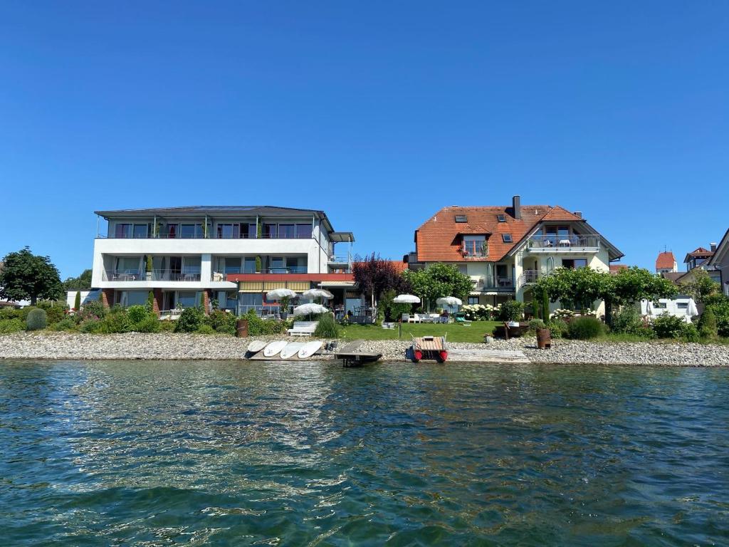 ein Haus am Ufer eines Wasserkörpers in der Unterkunft Strandhaus Eberle in Immenstaad am Bodensee