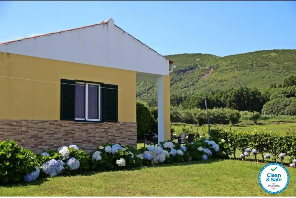 una casa con un ramo de flores en el patio en Casas da Boa Vista, en Horta