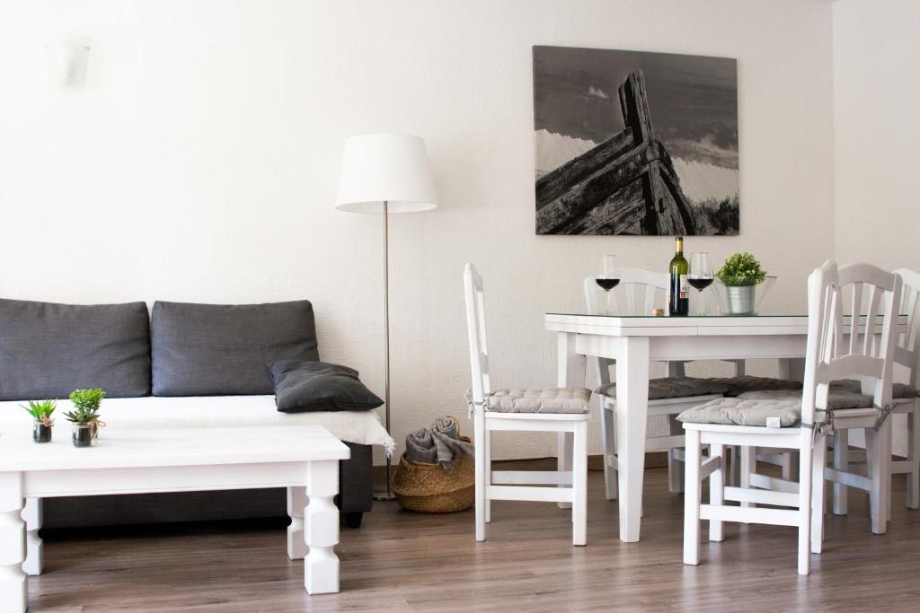 - un salon avec un canapé et une table dans l'établissement Céntrico apartamento Playa de San Juan Alicante, à Alicante