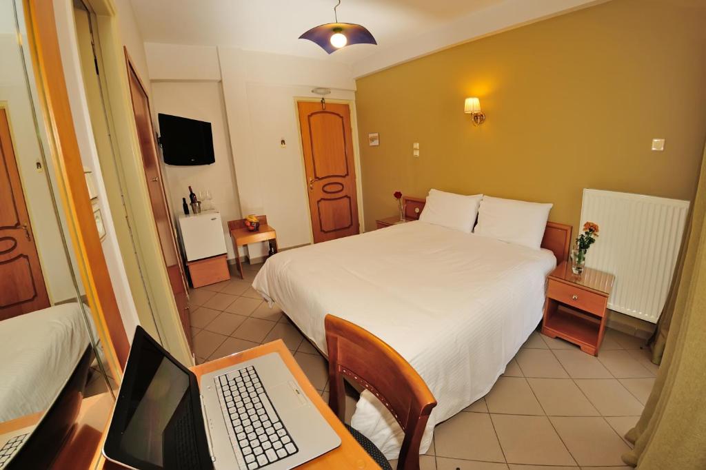 TV a/nebo společenská místnost v ubytování Morfeas Hotel