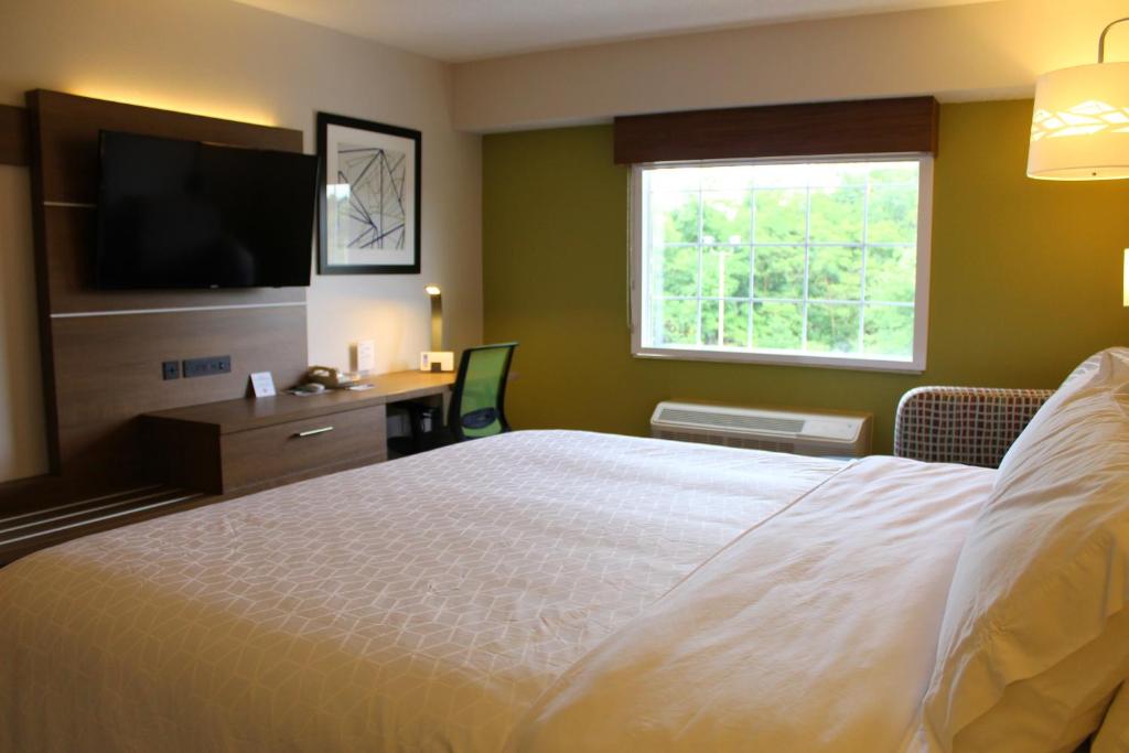 Llit o llits en una habitació de Holiday Inn Express Murrysville - Delmont, an IHG Hotel