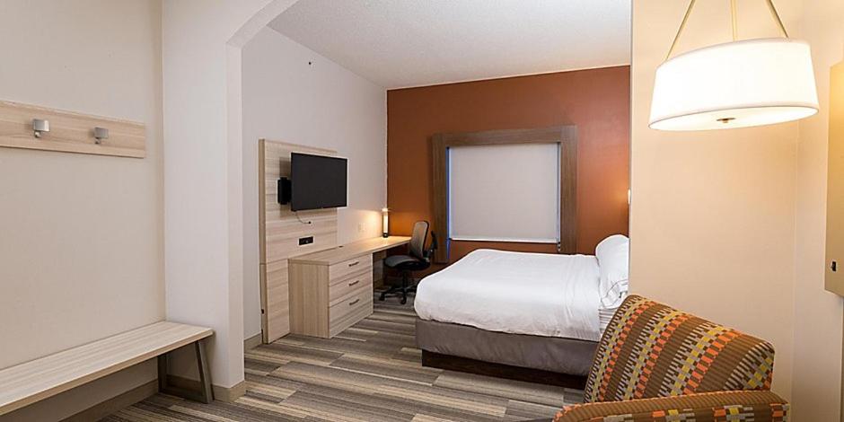 Holiday Inn Express Hotel & Suites Grand Blanc by IHG - King Room - Mobility Access/Hearing Accessible