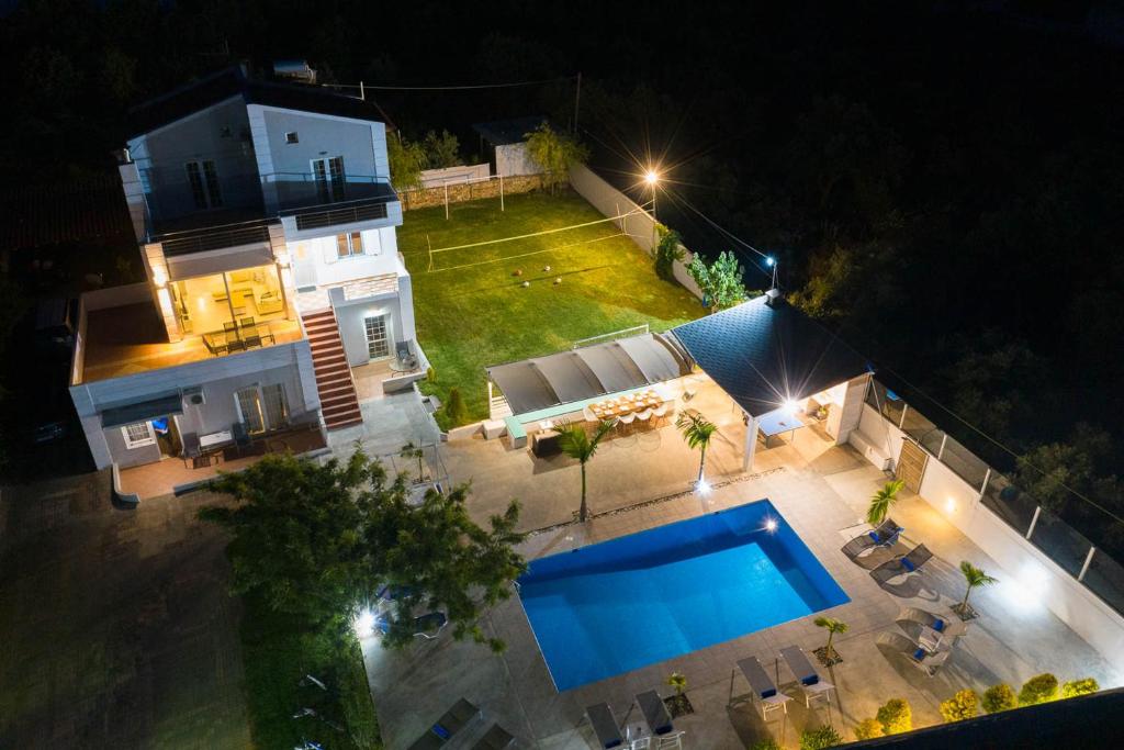 カト・ダラトソにあるMyrto Villa heated poolの夜間の裏庭の空中ビュー(スイミングプール付)