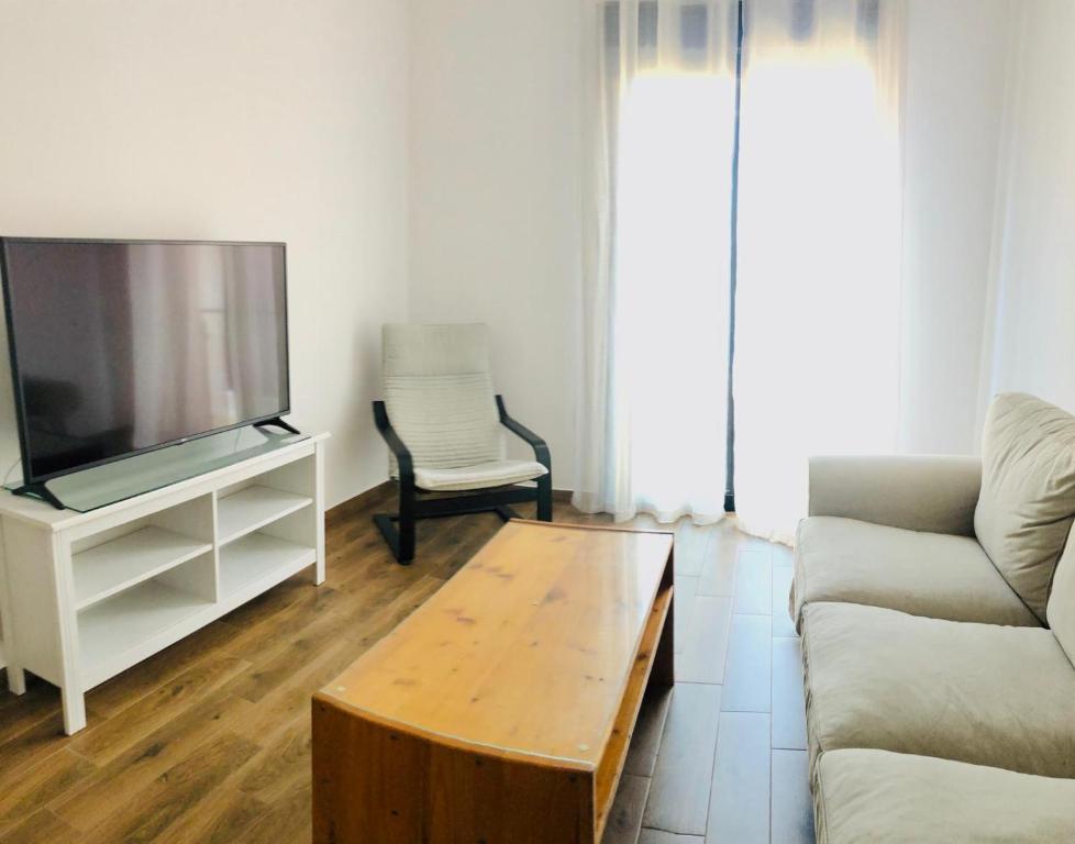 TV a/nebo společenská místnost v ubytování Low cost rooms La Merced