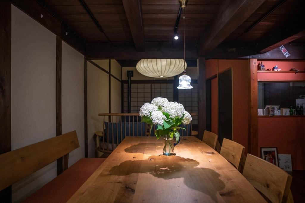 un jarrón de flores sentado en una mesa de madera en Tabino Shiori - Vacation STAY 83814, en Takayama