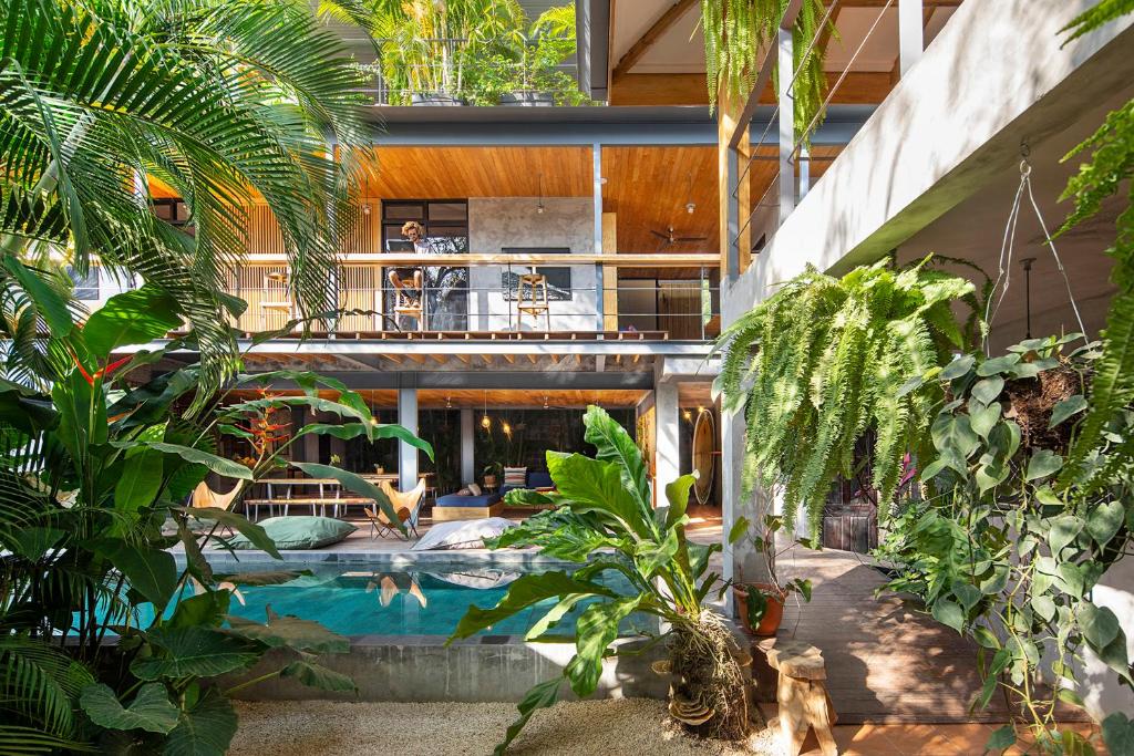 una casa con piscina en un jardín en Somos en Santa Teresa