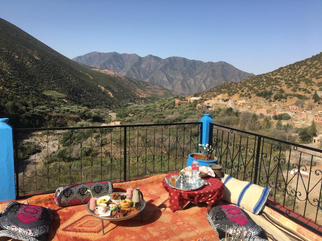 balcón con vistas a la montaña en Dar Tassa, en Ouirgane