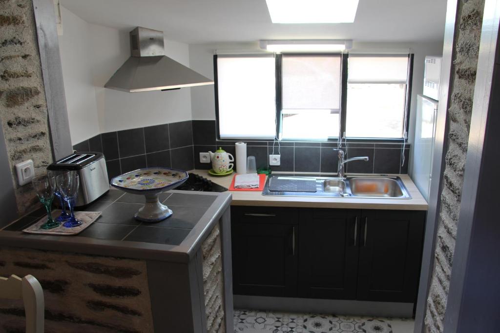 Kuchyň nebo kuchyňský kout v ubytování Auberge de Keringar
