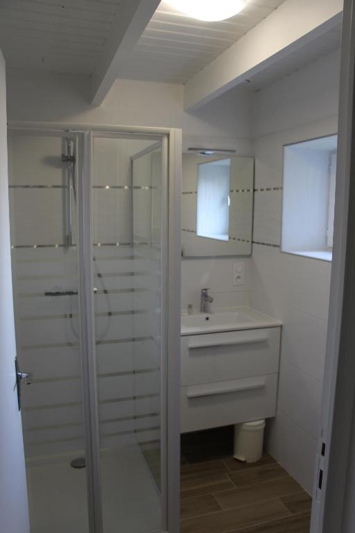 Koupelna v ubytování Auberge de Keringar