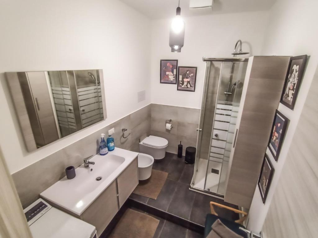 łazienka z umywalką, toaletą i prysznicem w obiekcie MR SQUARE apartment w Katanii