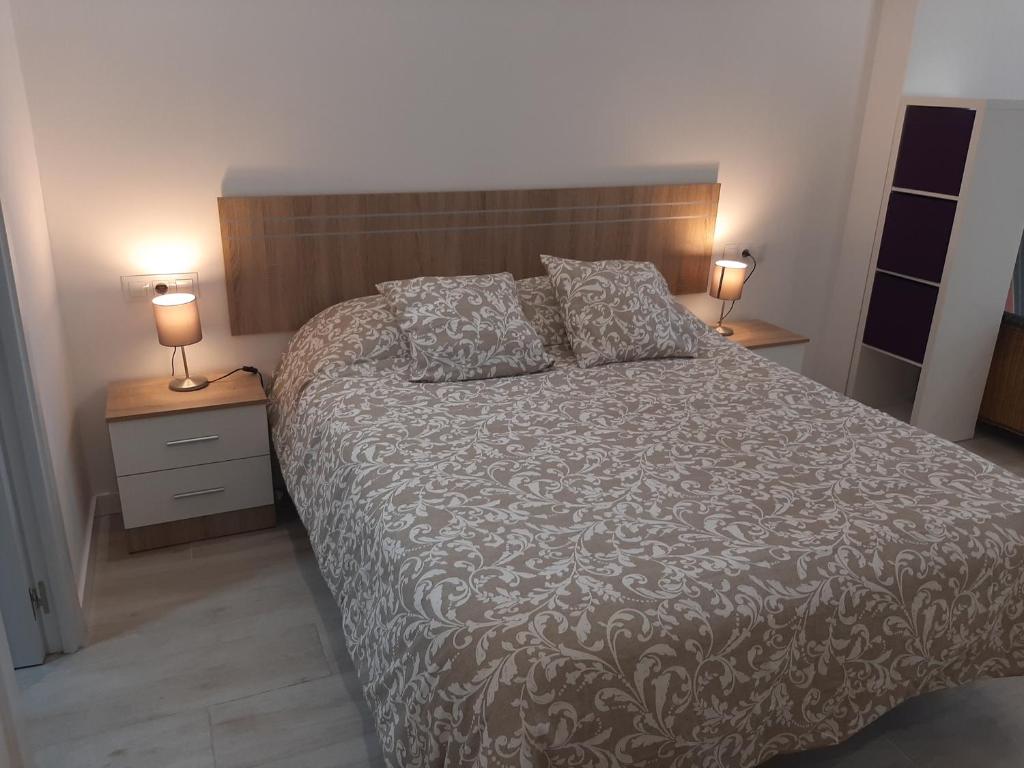 Łóżko lub łóżka w pokoju w obiekcie MÁLAGA VELARDE cENTER