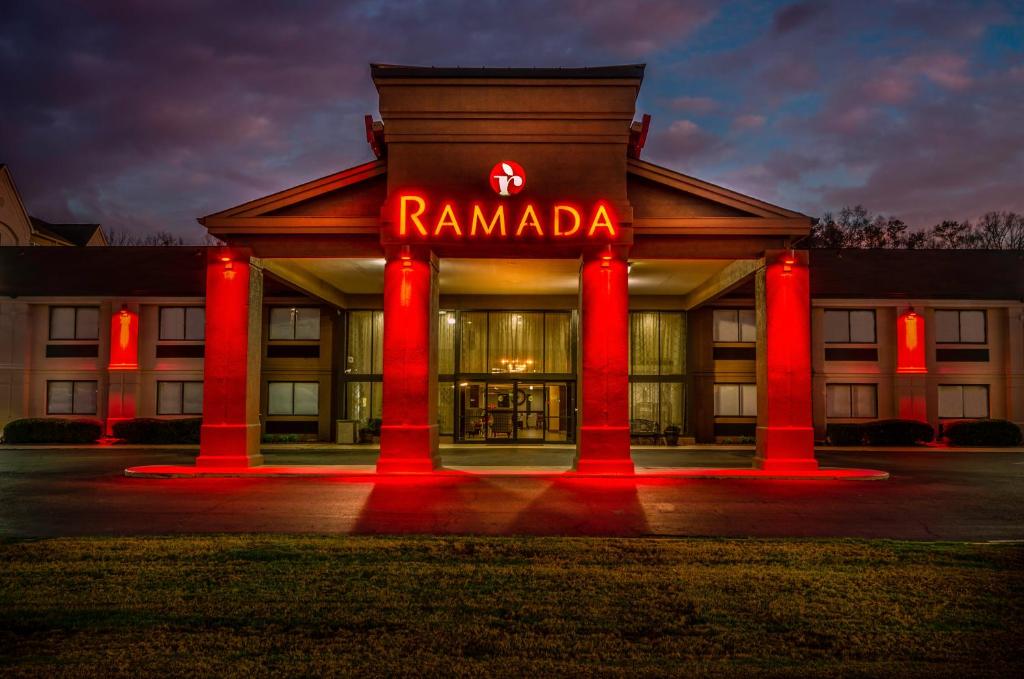 un edificio con un cartello che dice Rambadi di Ramada by Wyndham Tuscaloosa a Tuscaloosa