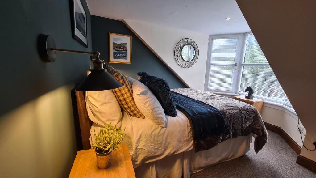 Letto o letti in una camera di The Coylet Inn by Loch Eck
