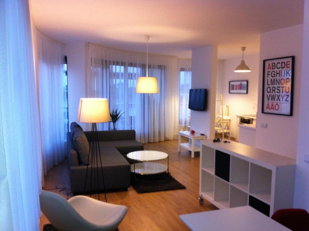 - un salon avec un canapé et une table dans l'établissement Apartament Panorama, à Tczew