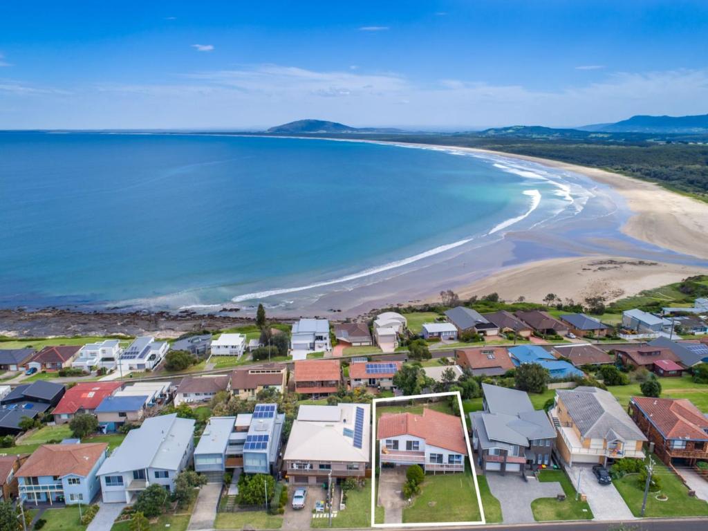 una vista aérea de una playa con casas y el océano en Kitesurfer Gerroa, en Gerroa