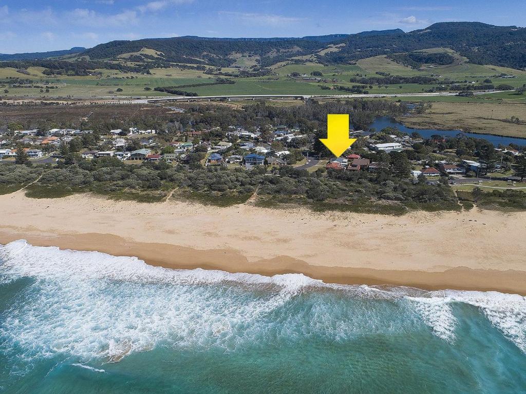 eine Luftansicht auf einen Strand mit gelbem Pfeil in der Unterkunft The Pacific Werri Beach Gerringong in Gerringong