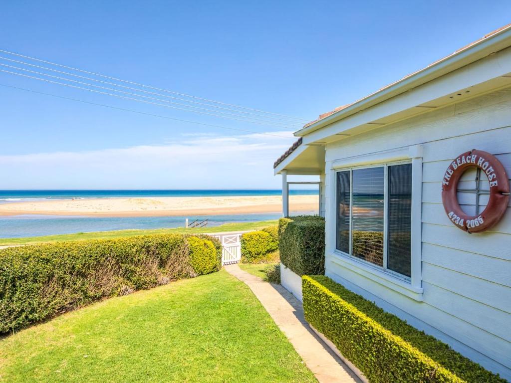 une maison avec vue sur la plage dans l'établissement The Beach House Gerroa, à Gerroa