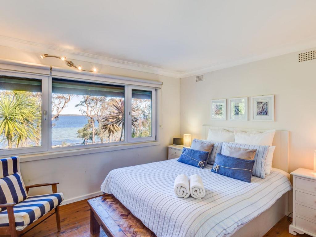 Un dormitorio con una cama con dos toallas encima. en The Shack at Palm Beach, en Sanctuary Point