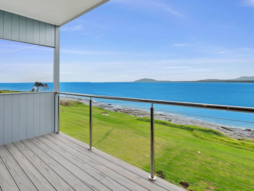 une vue sur l'océan depuis le balcon d'une maison dans l'établissement Villa Nova Gerroa, à Gerroa