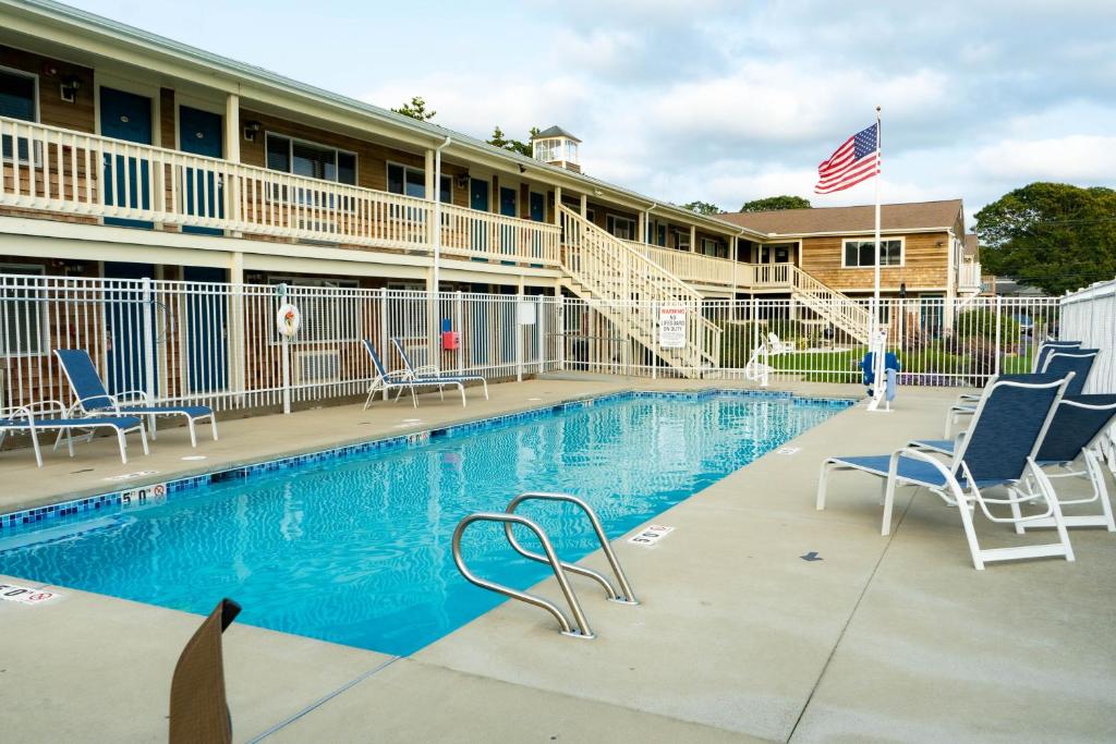 ein Schwimmbad vor einem Hotel in der Unterkunft InnSeason Resorts HarborWalk in Falmouth