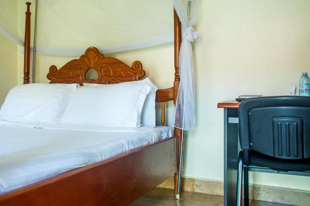 Postel nebo postele na pokoji v ubytování Sandton Hotel Kasese