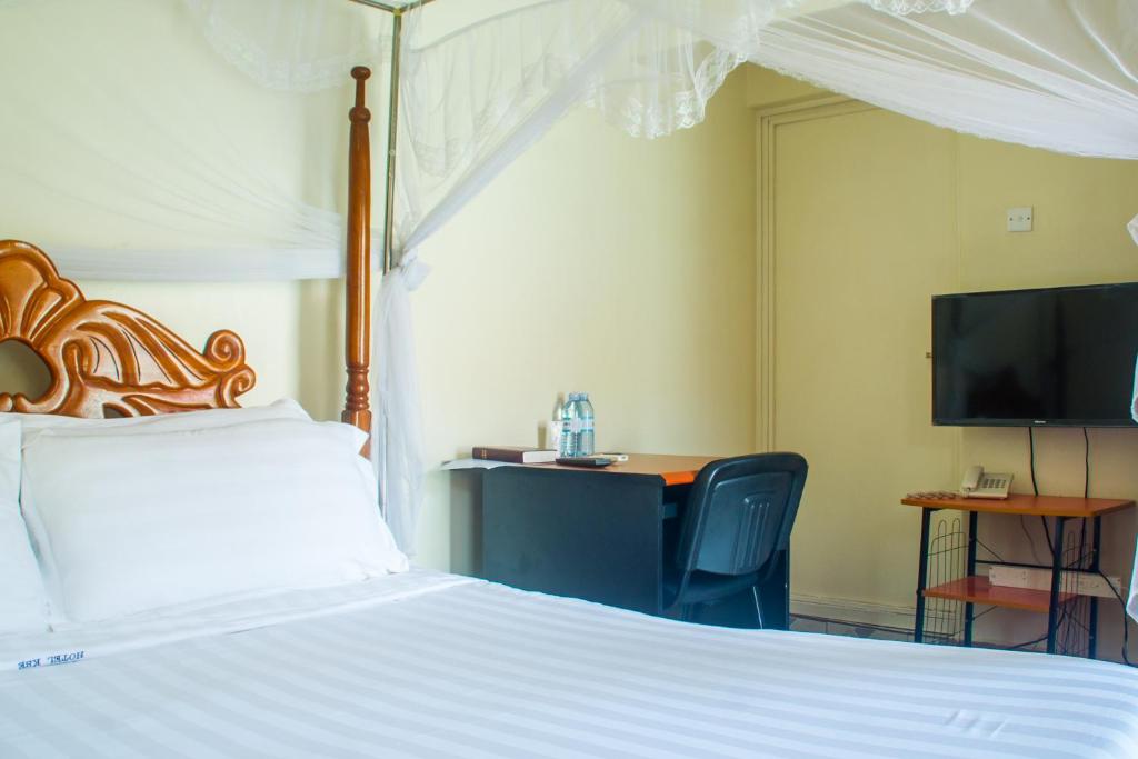Postel nebo postele na pokoji v ubytování Sandton Hotel Kasese